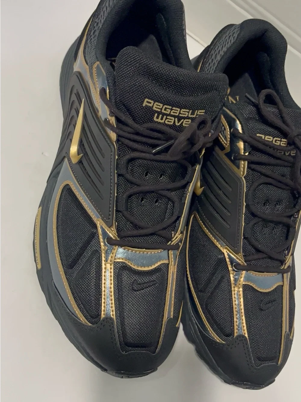 Nike Men’s Athletic Sneakers Black and Gold Size 13